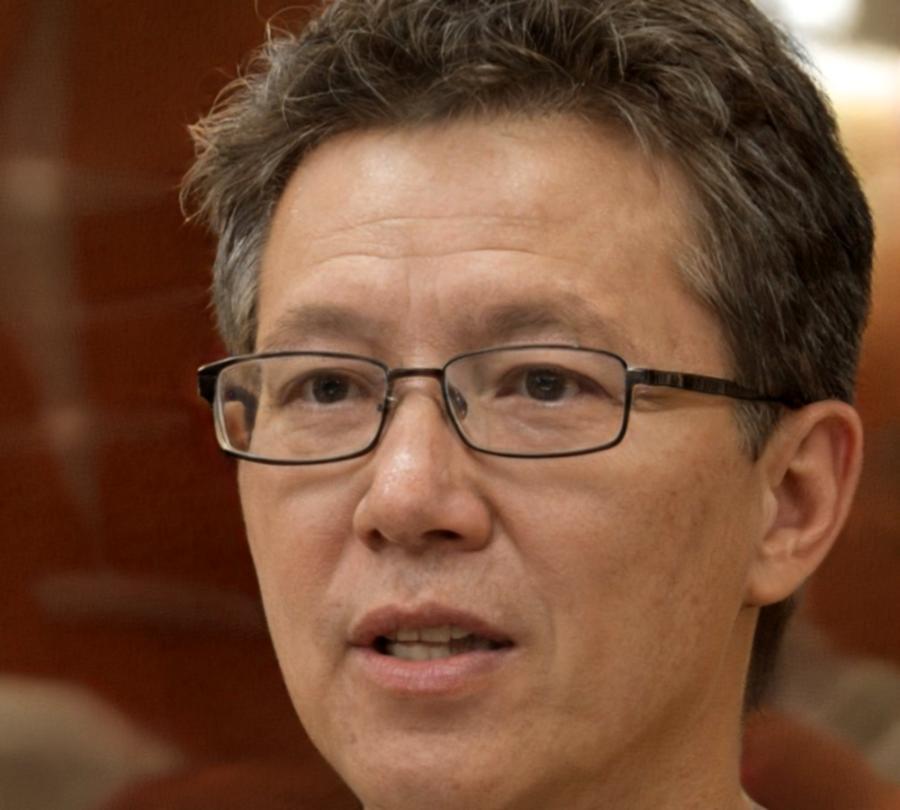 Escritor analizando manuscrito durante taller