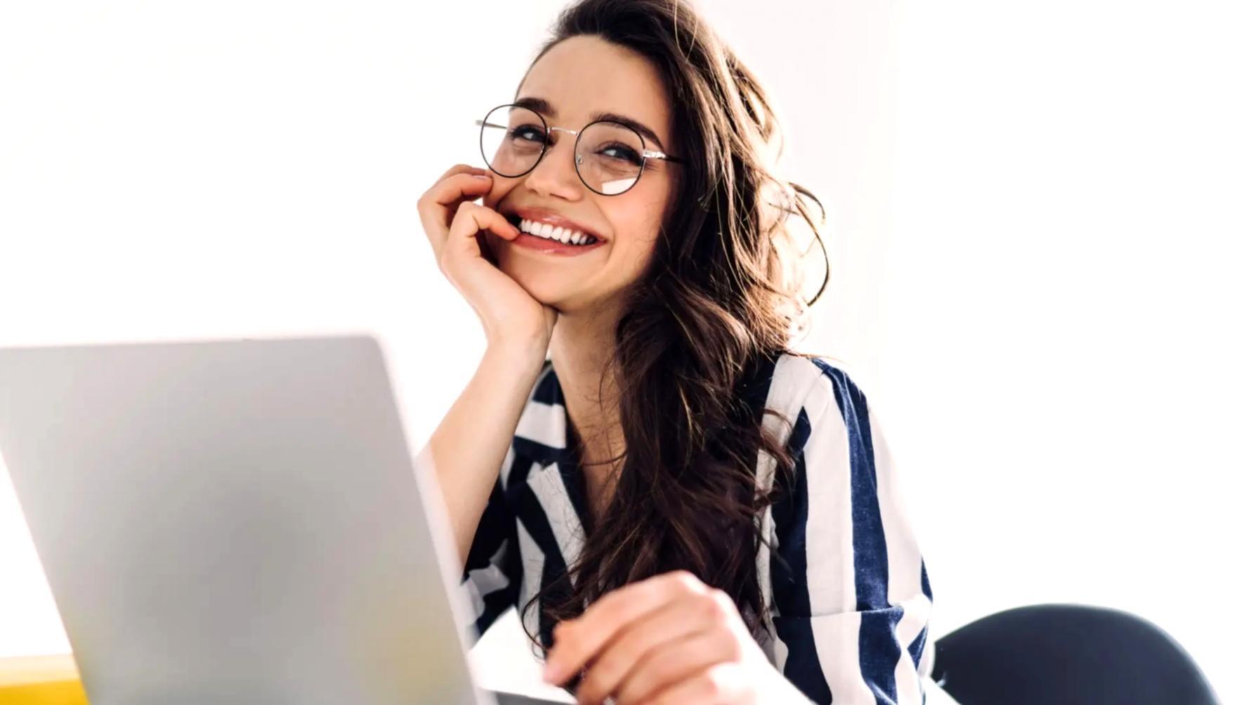 Participantes trabajando en taller de escritura satírica